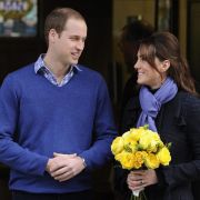 Kate verließ das King Edward VII. Hospital im Zentrum Londons zusammen mit William. und einem Blumenstrauß. Kate verließ das King Edward VII. Hospital im Zentrum Londons zusammen mit William. und einem Blumenstrauß.