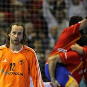Keeper Silvio Heinevetter lässt nach der Niederlage den Kopf hängen, während Gastgeber Spanien im Hintergrund jubelt. Keeper Silvio Heinevetter lässt nach der Niederlage den Kopf hängen, während Gastgeber Spanien im Hintergrund jubelt.