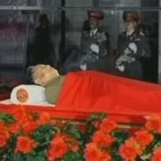 Im Rahmen der elftägigen Staatstrauer in Nordkorea ist der Leichnam des verstorbenen Machthabers Kim Jong Il öffentlich aufgebahrt worden. Im Rahmen der elftägigen Staatstrauer in Nordkorea ist der Leichnam des verstorbenen Machthabers Kim Jong Il öffentlich aufgebahrt worden.