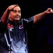 Kneipensport-Modellathlet: Darts-Schwergewicht Phil Taylor (links) besiegt seinen Herausforderer Michael van Gerwen. Kneipensport-Modellathlet: Darts-Schwergewicht Phil Taylor (links) besiegt seinen Herausforderer Michael van Gerwen.