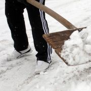Kommen Hauseigentümer dem Winterdienst nicht nach, drohen Schadenersatz und Schmerzensgeld. Kommen Hauseigentümer dem Winterdienst nicht nach, drohen Schadenersatz und Schmerzensgeld.