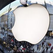Konzerne wie Apple verschieben Gewinne weltweit so geschickt, dass ihre Zahlungen an den Fiskus auf ein Minimum sinken. Konzerne wie Apple verschieben Gewinne weltweit so geschickt, dass ihre Zahlungen an den Fiskus auf ein Minimum sinken.