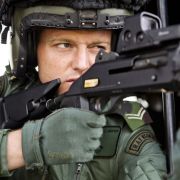 Krieg und Spiele: Dieser Scharfschütze der Royal Air Force trainiert von einem Helikopter aus den Terror-Ernstfall. Krieg und Spiele: Dieser Scharfschütze der Royal Air Force trainiert von einem Helikopter aus den Terror-Ernstfall.