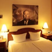 Im Krimihotel Hillesheim in der Eifel - dem ersten seiner Art in Deutschland - wird berühmten Kommissaren und Detektiven gehuldigt. Im Krimihotel Hillesheim in der Eifel - dem ersten seiner Art in Deutschland - wird berühmten Kommissaren und Detektiven gehuldigt.