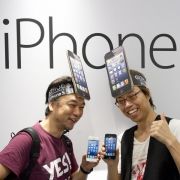 Lange Warteschlangen bildeten sich auch in Deutschland vor den Apple-Stores zum Verkaufsstart des iPhone 5. Lange Warteschlangen bildeten sich auch in Deutschland vor den Apple-Stores zum Verkaufsstart des iPhone 5.