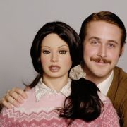 Ein Foto für das Familienalbum: Lars (Ryan Gosling) und seine anatomisch korrekte Silikonfreundin Bianca. Ein Foto für das Familienalbum: Lars (Ryan Gosling) und seine anatomisch korrekte Silikonfreundin Bianca.