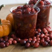 Leckere Herbstfrüchte wie Cranberrys machen sich auch vorzüglich in herzhaften Relishes und Chutneys. Leckere Herbstfrüchte wie Cranberrys machen sich auch vorzüglich in herzhaften Relishes und Chutneys.