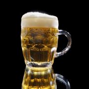 Leichte Schaumkrone, untergärige Brauweise, leichte Hopfennote: Die Pilsner Brauart wurde von einem Niederbayern erfunden. Leichte Schaumkrone, untergärige Brauweise, leichte Hopfennote: Die Pilsner Brauart wurde von einem Niederbayern erfunden.