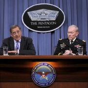 US-Verteidigungsminister Leon Panetta und Generalstabschef Martin E. Dempsey stellten ihr Sparprogramm vor. US-Verteidigungsminister Leon Panetta und Generalstabschef Martin E. Dempsey stellten ihr Sparprogramm vor.