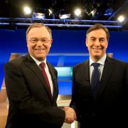 Liefern sich ein Kopf-an-Kopf-Rennen in Niedersachsen: Ministerpräsident David McAllister (CDU, rechts) und Herausforderer Stephan Weil (SPD). Liefern sich ein Kopf-an-Kopf-Rennen in Niedersachsen: Ministerpräsident David McAllister (CDU, rechts) und Herausforderer Stephan Weil (SPD).