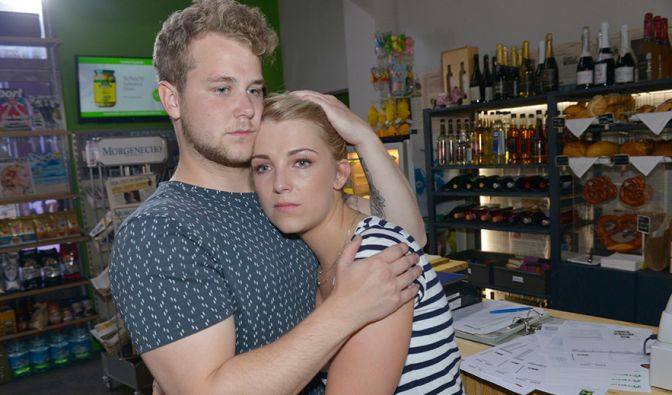 Lilly (Iris Mareike Steen) sucht nach der Trennung von Tuner Trost bei Jonas (Felix van Deventer).