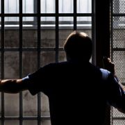 Manchmal irrt die blinde Justizia - so wie nun im US-Staat Illinois. Ein Mann saß 32 Jahre unschuldig im Gefängnis. Manchmal irrt die blinde Justizia - so wie nun im US-Staat Illinois. Ein Mann saß 32 Jahre unschuldig im Gefängnis.