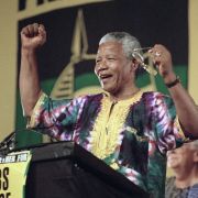 Kämpfer für die Versöhnung der Rassen: Nelson Mandela bei einer Wahlkampfveranstaltung seiner Partei ANC im Januar 1994. Im Mai 1994 wurde Mandela zum ersten schwarzen Präsidenten Südafrikas gewählt. Kämpfer für die Versöhnung der Rassen: Nelson Mandela bei einer Wahlkampfveranstaltung seiner Partei ANC im Januar 1994. Im Mai 1994 wurde Mandela zum ersten schwarzen Präsidenten Südafrikas gewählt.