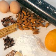 Mandeln, Sternanis und Co. sind nicht nur unverzichtbar in der Weihnachtsbäckerei, sondern eine Wohltat bei winterlichen Wehwehchen. Mandeln, Sternanis und Co. sind nicht nur unverzichtbar in der Weihnachtsbäckerei, sondern eine Wohltat bei winterlichen Wehwehchen.