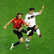 Elf-Tore-Mann «El Mario» gegen einen der kompromisslosesten Innenverteidiger der Welt: Mario Gomez gegen Sergio Ramos. Elf-Tore-Mann «El Mario» gegen einen der kompromisslosesten Innenverteidiger der Welt: Mario Gomez gegen Sergio Ramos.