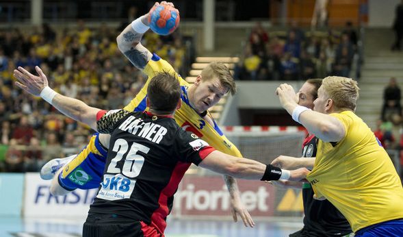 Markus Stegefelt (Mitte) aus Schweden in Aktion gegen Kai Häfner (links) beim Länderspiel Schweden gegen Deutschland am Samstag - die DHB-Auswahl mit ihrem neuen Coach Christian Prokop unterlag bei der Premiere knapp mit 25:27.