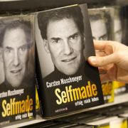 Karsten Maschmeyers Buch Selfmade - erfolg reich leben steht seit heute in den Läden. Karsten Maschmeyers Buch Selfmade - erfolg reich leben steht seit heute in den Läden.