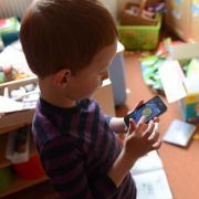 Medienpädagogen warnen: Kinder unter neun Jahren sind mit Smartphones völlig überfordert. Medienpädagogen warnen: Kinder unter neun Jahren sind mit Smartphones völlig überfordert.