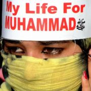 «Mein Leben für Mohammed», verkündet das Stirnband einer Demonstrantin im pakistanischen Lahore. «Mein Leben für Mohammed», verkündet das Stirnband einer Demonstrantin im pakistanischen Lahore.