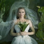 In Melancholia mimt Kirsten Dunst eine depressive junge Braut, die eine kosmische Katastrophe erahnt. In Melancholia mimt Kirsten Dunst eine depressive junge Braut, die eine kosmische Katastrophe erahnt.