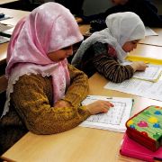 Migrantenkinder tun sich in der Schule besonders schwer. Sie benötigen individuelle Förderung. Migrantenkinder tun sich in der Schule besonders schwer. Sie benötigen individuelle Förderung.