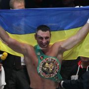Mit ukrainischer Fahne und Weltmeistergürtel feiert Vitali Klitschko seine Titelverteidigung. Mit ukrainischer Fahne und Weltmeistergürtel feiert Vitali Klitschko seine Titelverteidigung.