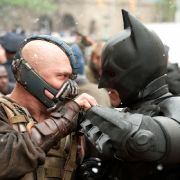 Mit einem Fusionsreaktor als Bombe droht Bane, Gotham in Schutt und Asche zu legen. Einhalt kann ihm nur einer bieten: der dunkle Ritter Batman. Mit einem Fusionsreaktor als Bombe droht Bane, Gotham in Schutt und Asche zu legen. Einhalt kann ihm nur einer bieten: der dunkle Ritter Batman.