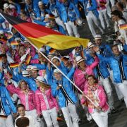 Mit Natascha Keller an der Spitze lief das deutsche Team ins Olympiastadion ein. Mit Natascha Keller an der Spitze lief das deutsche Team ins Olympiastadion ein.