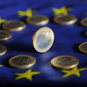 Mitgehangen, mitgefangen: Deutschlands Haushalt büßt für die Krise in Griechenland 2,7 Milliarden Euro ein. Mitgehangen, mitgefangen: Deutschlands Haushalt büßt für die Krise in Griechenland 2,7 Milliarden Euro ein.