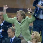 Mitreißender als jeder G-8-Gipfel: Kanzlerin Angela Merkel «bibbert» um den deutschen Sieg. Mitreißender als jeder G-8-Gipfel: Kanzlerin Angela Merkel «bibbert» um den deutschen Sieg.