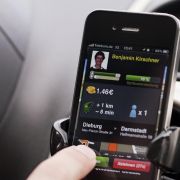 Sprit wird immer teurer - trotzdem sitzen viele Fahrer allein im Auto. Mitfahr-Apps helfen, für Strecken Mitfahrer zu finden. Sprit wird immer teurer - trotzdem sitzen viele Fahrer allein im Auto. Mitfahr-Apps helfen, für Strecken Mitfahrer zu finden.