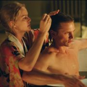 Heloise Plisson (Jacinda Barrett) verarztet den verletzten Tom (Barry Pepper) in Mr. Ripley und die Kunst des Tötens. Heloise Plisson (Jacinda Barrett) verarztet den verletzten Tom (Barry Pepper) in Mr. Ripley und die Kunst des Tötens.