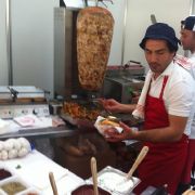 Mustafa, der Döner-Magier, zaubert und die neugierige Kundschaft steht Schlange. Mustafa, der Döner-Magier, zaubert und die neugierige Kundschaft steht Schlange.