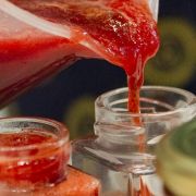 Nach dem Kochen muss die Konfitüre so heiß wie möglich randvoll in Gläser gefüllt werden. Nach dem Kochen muss die Konfitüre so heiß wie möglich randvoll in Gläser gefüllt werden.