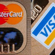 Nach einem Rechtsstreit haben Visa und Mastercard eingewilligt, einen Streit um Gebühren mit einer Milliardenzahlung zu beenden. Nach einem Rechtsstreit haben Visa und Mastercard eingewilligt, einen Streit um Gebühren mit einer Milliardenzahlung zu beenden.