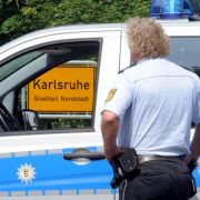 Nach einer Schießerei in Karlsruhe riegelten Spezialkräfte der Polizei den Tatort ab. Nach einer Schießerei in Karlsruhe riegelten Spezialkräfte der Polizei den Tatort ab.