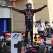 Nach seinem Sieg in Bahrain stellt sich Sebastian Vettel auf die Frontpartie seines Rennwagens. Nach seinem Sieg in Bahrain stellt sich Sebastian Vettel auf die Frontpartie seines Rennwagens.