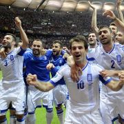 Nach dem griechischen Sieg über Russland herrschte bei Spielern und Fans Partystimmung. Nach dem griechischen Sieg über Russland herrschte bei Spielern und Fans Partystimmung.