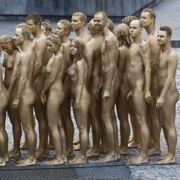 Nackt unter vielen: Mehrere hundert nackte und goldener Farbe bemalte Menschen posieren für Tunicks Nackt-Installation «Der Ring». Nackt unter vielen: Mehrere hundert nackte und goldener Farbe bemalte Menschen posieren für Tunicks Nackt-Installation «Der Ring».