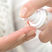Die Produktpalette ist groß: Vom Duschgel bis zum Handserum (z. B. von dr. Hauschka) gibt es nahezu alles, was das Herz begehrt. Die Produktpalette ist groß: Vom Duschgel bis zum Handserum (z. B. von dr. Hauschka) gibt es nahezu alles, was das Herz begehrt.