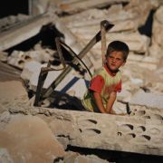 Neues Massaker in Syrien: Ein Junge spielt in den Trümmern eines von Assads Truppen zerstörten Hauses. (Archivbild) Neues Massaker in Syrien: Ein Junge spielt in den Trümmern eines von Assads Truppen zerstörten Hauses. (Archivbild)