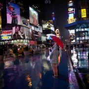 Der Times Square ist wie leergefegt. Bis auf einige Touristen haben sich die New Yorker in Sicherheit gebracht. Der Times Square ist wie leergefegt. Bis auf einige Touristen haben sich die New Yorker in Sicherheit gebracht.
