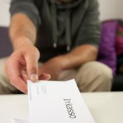 Nicht einfach beiseite legen: Ist die Forderung vom Inkasso-Büro berechtigt, sollten Verbraucher sie bald begleichen. Nicht einfach beiseite legen: Ist die Forderung vom Inkasso-Büro berechtigt, sollten Verbraucher sie bald begleichen.
