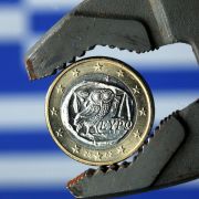 Noch strecken die Euro-Retter dem verschuldeten Griechenland die Hand entgegen. Noch strecken die Euro-Retter dem verschuldeten Griechenland die Hand entgegen.