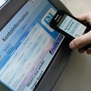 Noch ist die NFC-Technologie in Deutschland nicht weit verbreitet. Doch Fahrkarten können so schon bargeldlos erworben werden. Noch ist die NFC-Technologie in Deutschland nicht weit verbreitet. Doch Fahrkarten können so schon bargeldlos erworben werden.