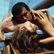 Philippe (Maurice Ronet) genießt mit seiner Freundin Marge (Marie Laforet) die Sommer- und Liebesfreuden in Italien in Nur die Sonne war Zeuge. Philippe (Maurice Ronet) genießt mit seiner Freundin Marge (Marie Laforet) die Sommer- und Liebesfreuden in Italien in Nur die Sonne war Zeuge.