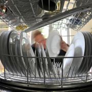 Öko-Spülprogramme und eine gute Auslastung machen Spülmaschinen sparsamer als das Abwaschen mit der Hand. Öko-Spülprogramme und eine gute Auslastung machen Spülmaschinen sparsamer als das Abwaschen mit der Hand.