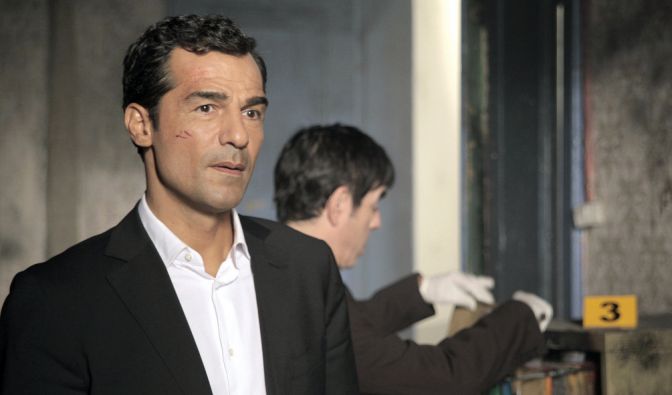 Özakin (Erol Sander, li.) und sein Assistent Mustafa (Oscar Ortega Sánchez, re.) bei der Spurensicherung am Tatort.