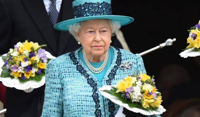 Ohne Hut geht sie nicht aus dem Haus: Queen Elizabeth II. am Gründonnerstag vor der St. George Chapel in Windsor.