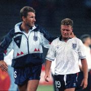 Paul Gascoigne (rechts) wird nach der Niederlage gegen Deutschland im Halbfinale der WM 1990 von Terry Butcher getröstet. Paul Gascoigne (rechts) wird nach der Niederlage gegen Deutschland im Halbfinale der WM 1990 von Terry Butcher getröstet.